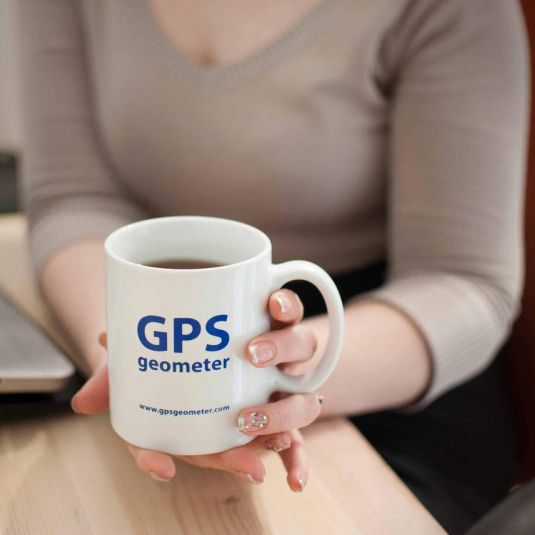 Markowy kubek z logo GPS geometer