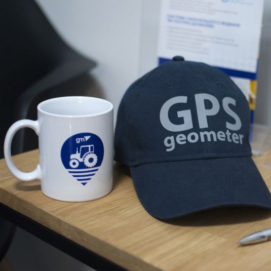 Markowy kubek z logo GPS geometer